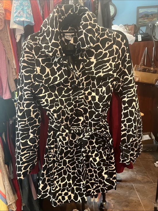 Luii Dresses & Skirts - Luii Black and Ivory Giraffe-Print Tie-Waist Long Sleeve Dress/Coat